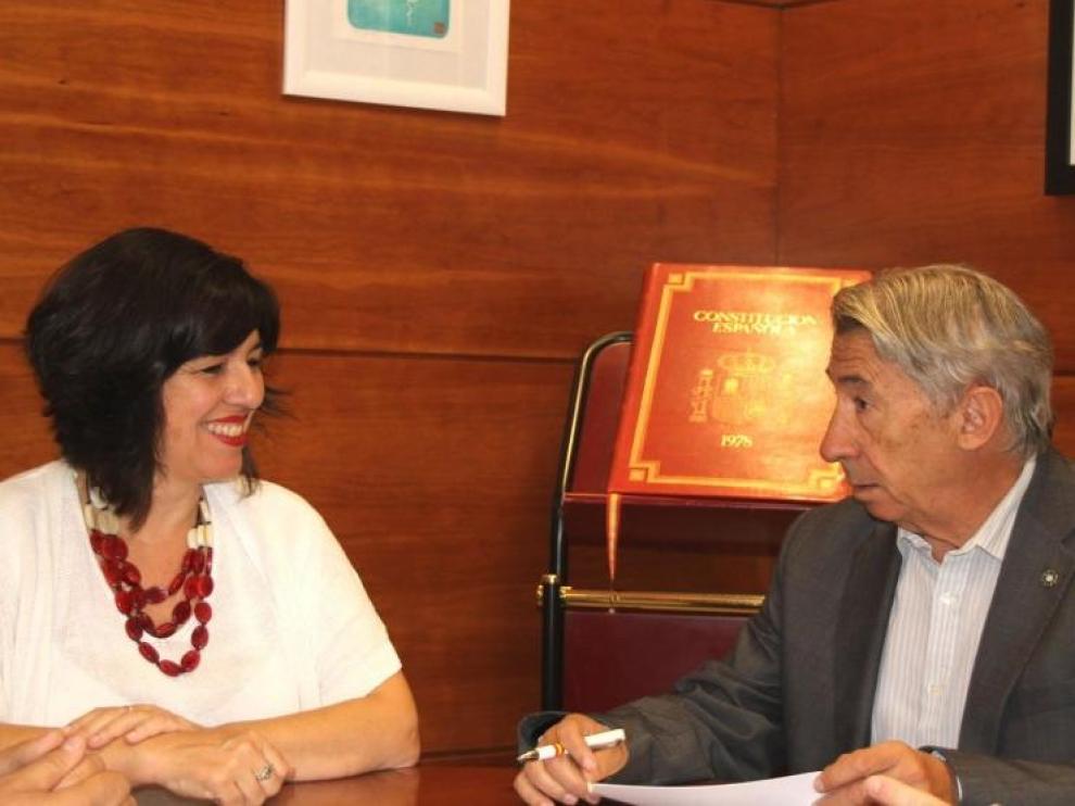 Marta Gracia, alcaldesa de La Almunia, y Aurelio López de Hita, presidente de Cepyme y Aymez, en la firma del convenio.