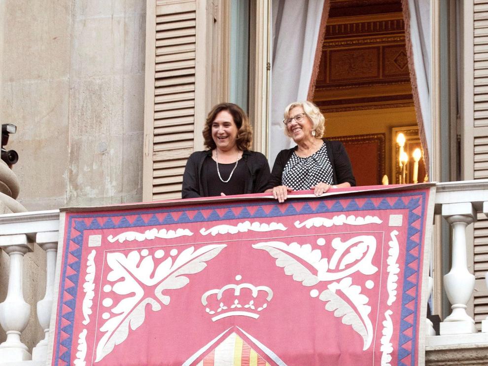 Ada Colau y Manuela Carmena durante el pregón de la Mercé en Barcelona.