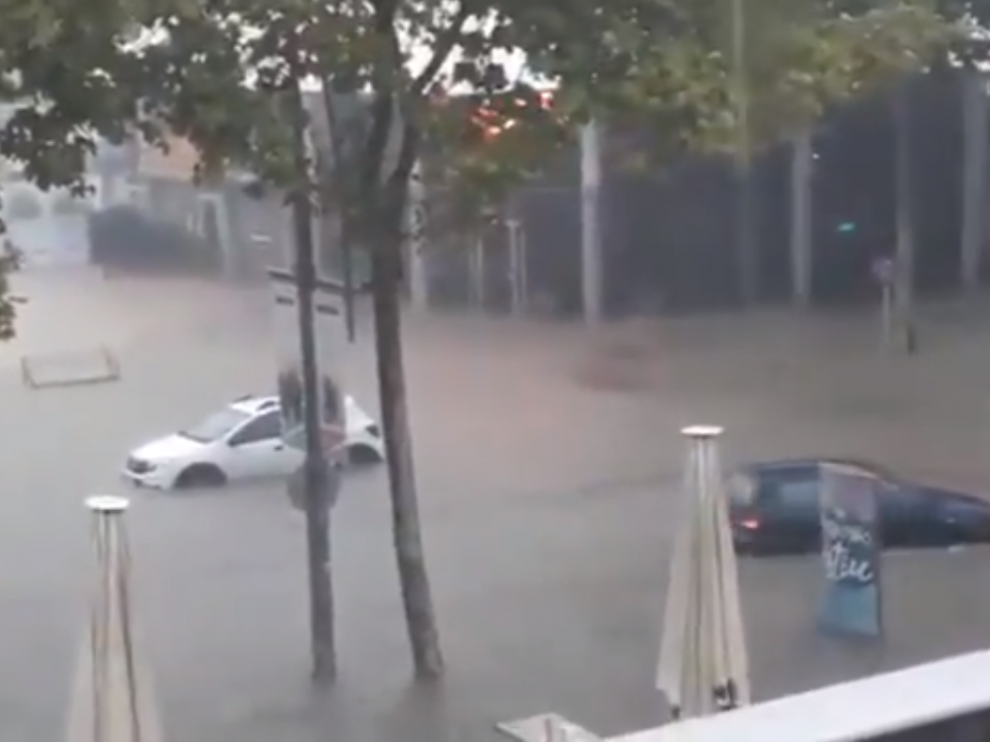 Las lluvias inundan bajos y obligan al cierre de comercios en la Costa Brava.
