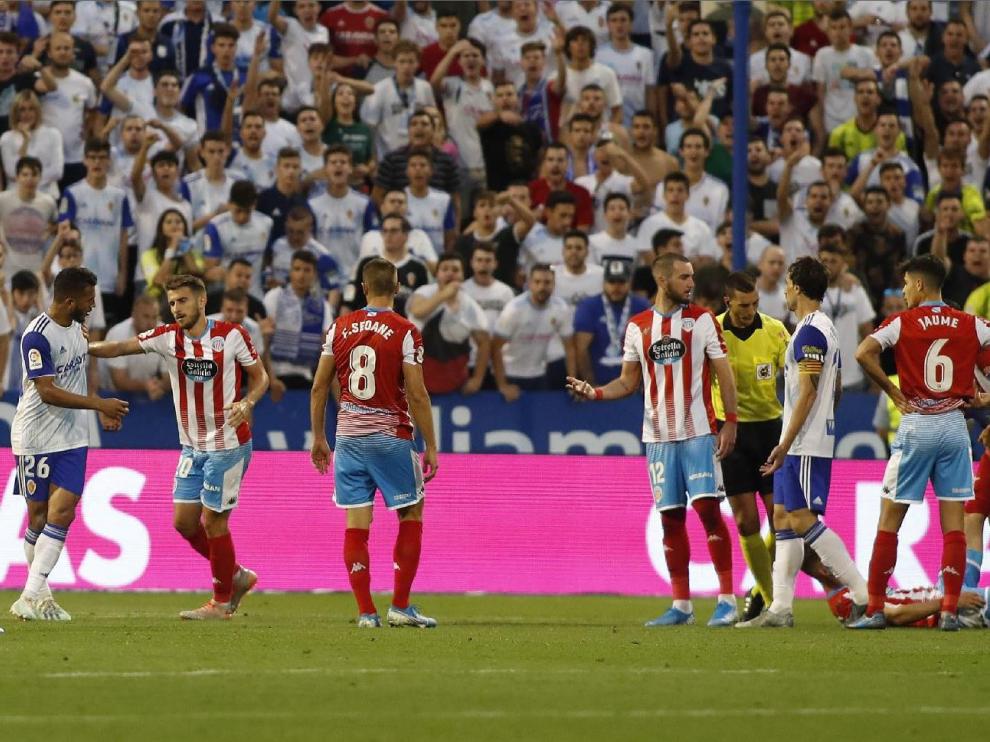 Lío entre jugadores, con la connivencia del árbitro, por la enésima pérdida de tiempo de un jugador del Lugo en la recta final del partido.