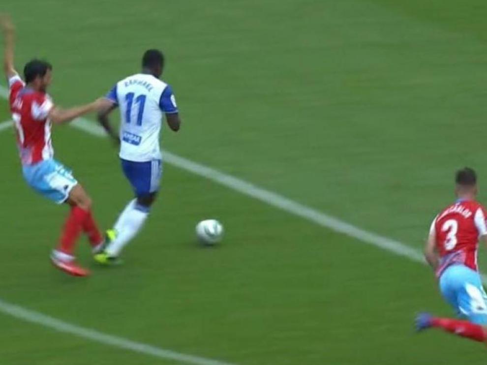 Momento en el que Pita patea con los tacos el talón (tendón de Aquiles) de Dwamena en uno de los tres intentos que hizo para derribarle y evitar el gol al que se dirigía el ariete del Real Zaragoza en el minuto 30 del partido.