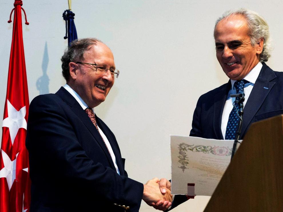 El británico Gregory Winter (izq.), premio Nobel de Química.