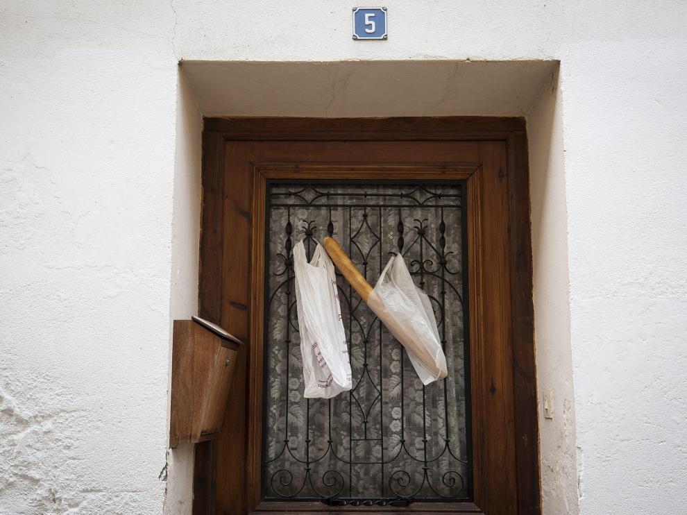 En pan cuelga de la puerta de casa, de las cosas que pasaban antes y que aún pasan en sitios especiales como Abiego