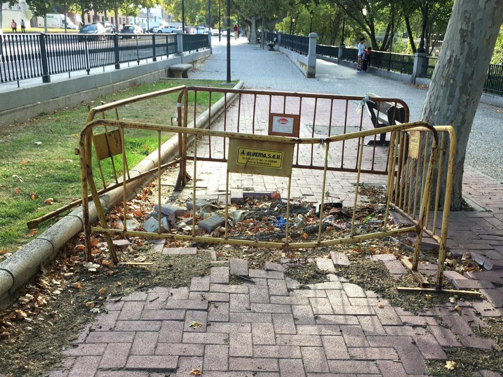 Una acera en mal estado en el paseo del Canal, en Torrero.