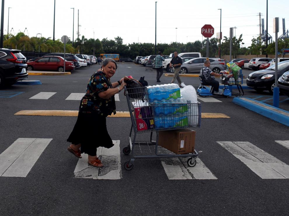 Ciudadanos se abastecen de víveres, agua y comida, antes de la llegada de la tormenta a Puerto Rico.