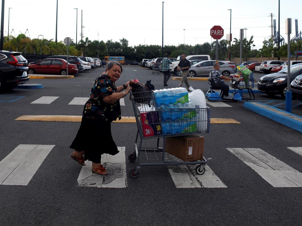 Ciudadanos se abastecen de víveres, agua y comida, antes de la llegada de la tormenta a Puerto Rico.