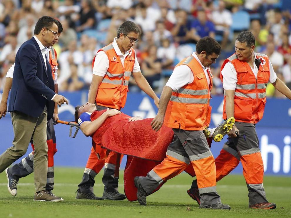 Momento en el que Vigaray es retirado en camilla tras lesionarse el sábado en el minuto 59 del partido entre el Real Zaragoza y el Lugo en La Romareda.