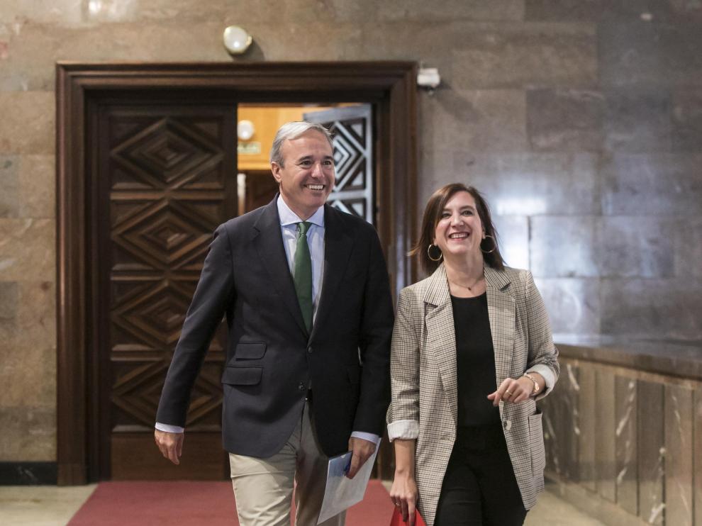 Jorge Azcón y Sara Fernández, este miércoles en el Ayuntamiento de Zaragoza.