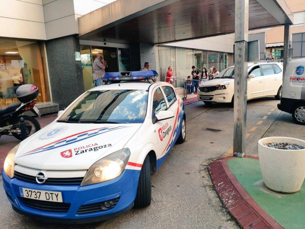 Los agentes escoltaron el vehículo con la mujer embarazada hasta el hospital.