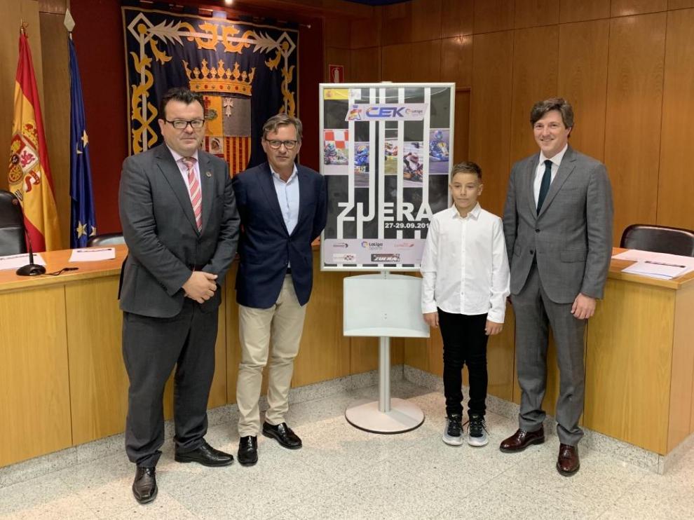 Luis Zubieta (alcalde de Zuera), Luis Carlos Maurel (CIZ), Ian Martínez (piloto) y Ánchel Echegoyen (presidente de la Federación Aragonesa de Automovilismo)