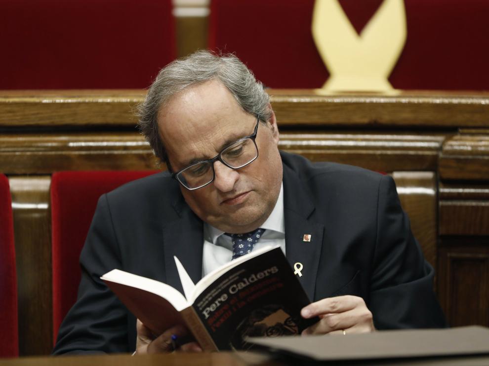 Torra dedicó parte del debate a leer un libro en su escaño del Parlament.