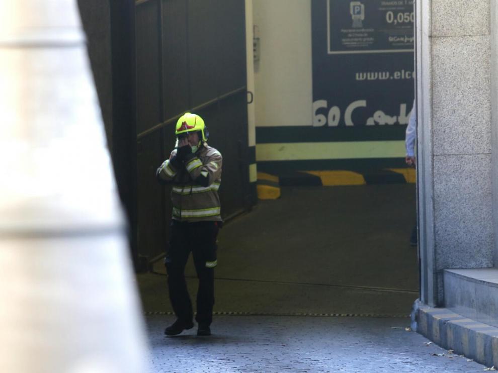 Los Bomberos han colaborado en la extinción del fuego, después han sacado el humo y refrescado el sótano