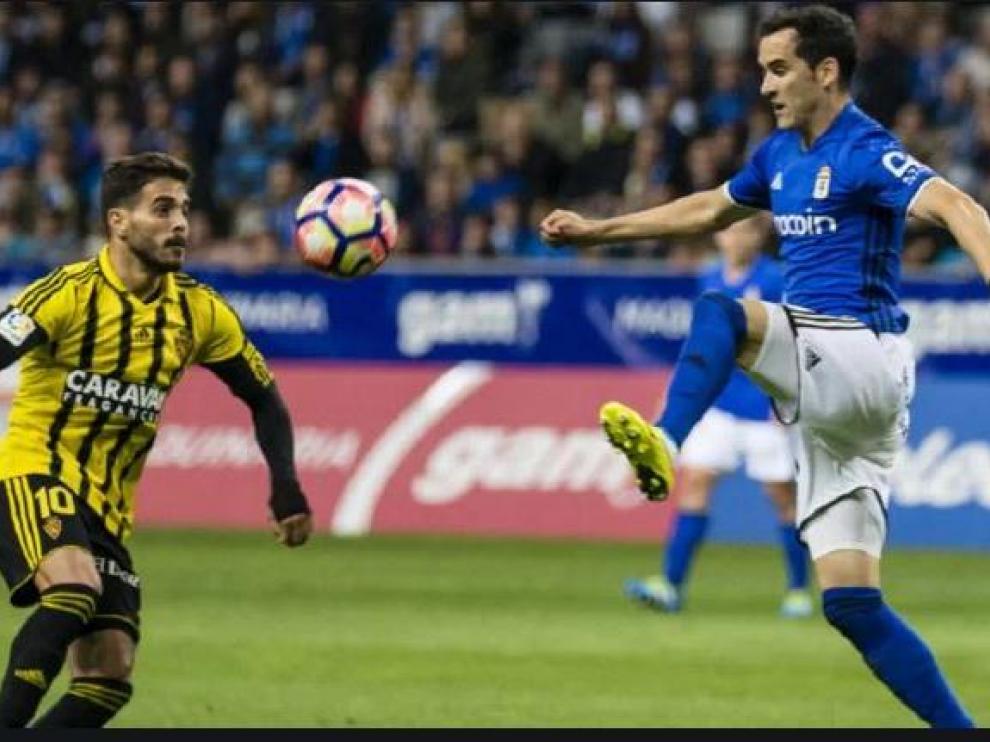 Linares, hace dos temporadas, con la camiseta del Oviedo en el Carlos Tartiere en el partido ante el Real Zaragoza, pugna por el balón con Javi Ros.
