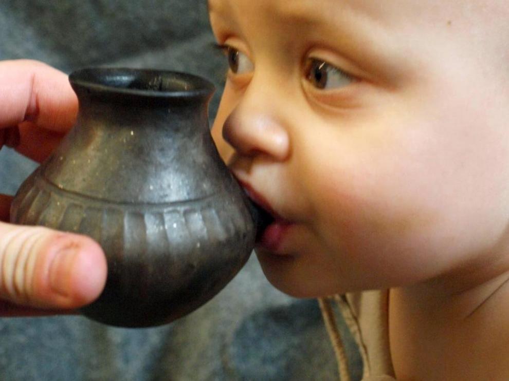 Los bebés, en la prehistoria, bebían leche animal en biberones de arcilla.