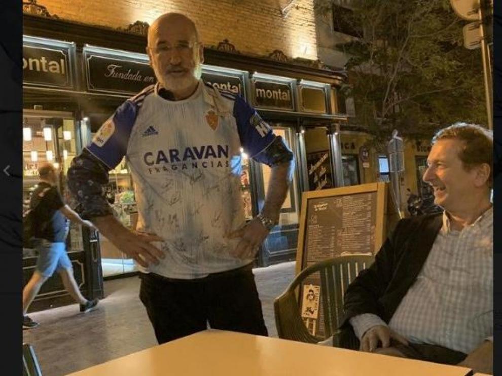 Fernando Aramburu luce camiseta del Real Zaragoza y le desea el ascenso "con toda mi alma"