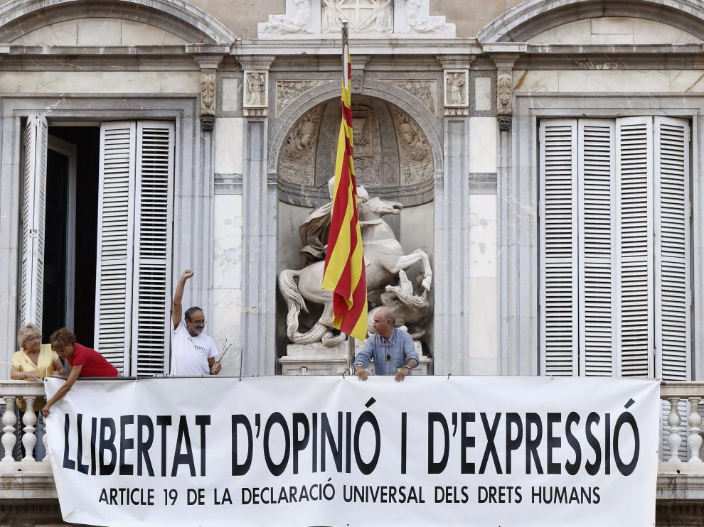 Nueva pancarta en el balcón de la Generalitat