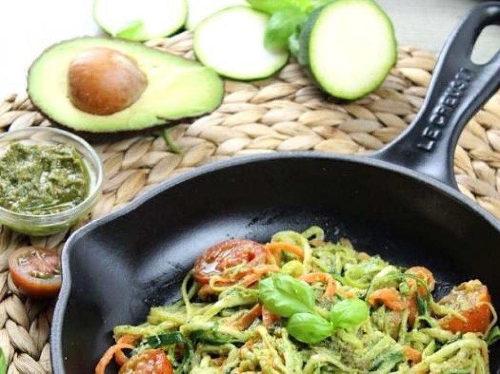 Tallarines de calabacín con pesto de tomate.