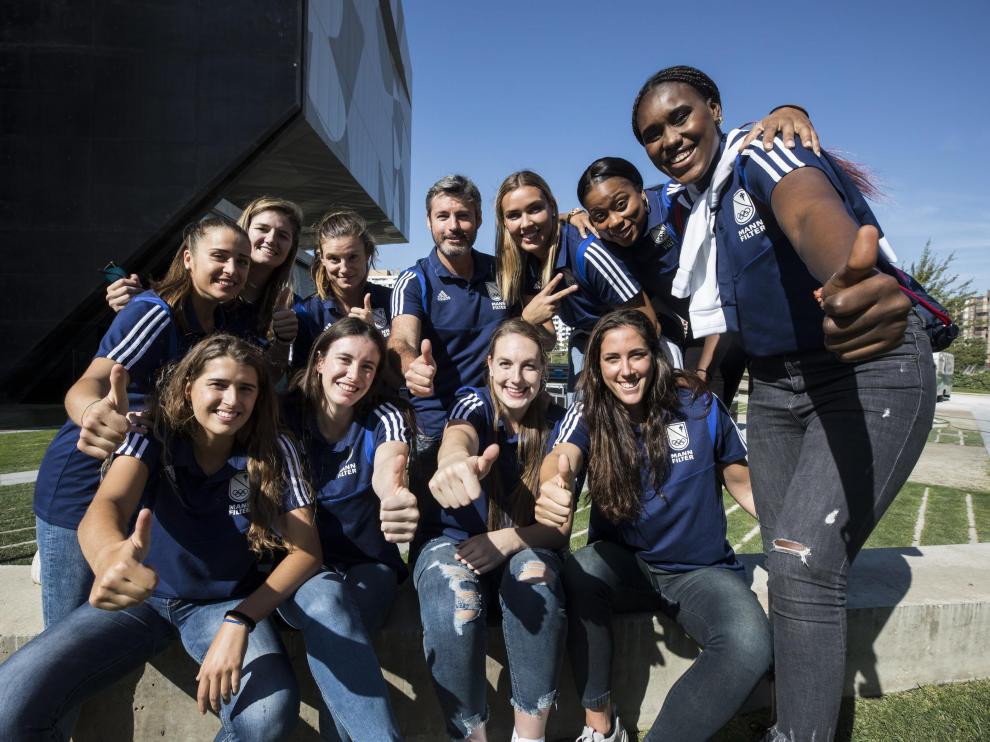 Fabián Téllez rodeado de sus jugadoras del Mann Filter, en los jardines del Caixaforum de Zaragoza