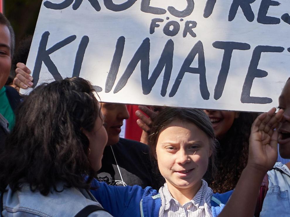 Montreal (Canada), 27/09/2019.- Swedish sixteen-year-old climate activist Greta Thunberg (C) holds a placard 'Schools Strike for Climate' as she takes part with other activists in a demonstration against climate changek in Montreal, Quebec, Canada, 27 September 2019. Thunberg participated in several climate events in Montreal, continuing a month-long series of climate-related appearances in the US and Canada which began with her sailing from England to New York in late August. (Nueva York) EFE/EPA/VALERIE BLUM Greta Thunberg participates in climate rally