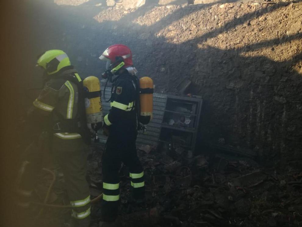Los bomberos, durante el operativo de extinción en Calamocha.
