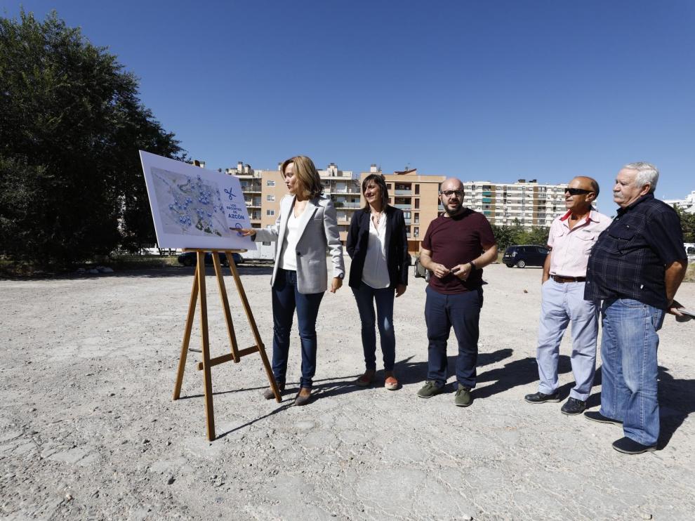 La portavoz del PSOE, PIlar Alegría, este lunes en el solar donde está prevista la construcción de un centro de infancia y juventud.