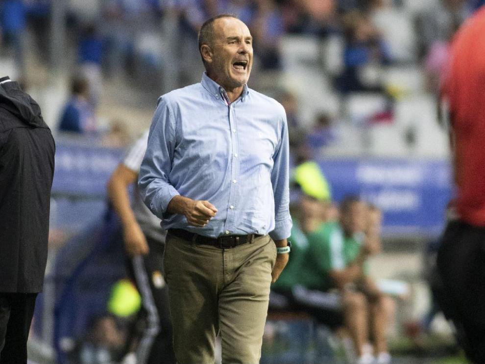 Víctor Fernández, muy enfadado en la banda del Tartiere, da órdenes a sus jugadores a gritos durante la segunda parte del Real Oviedo-Real Zaragoza de este domingo.
