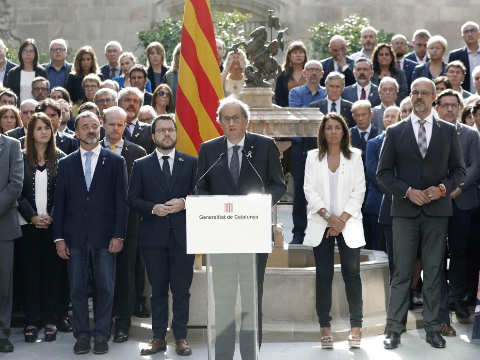 El presidente Quim Torra y su gobierno, durante la lectura del manifiesto 'Compromiso de octubre'