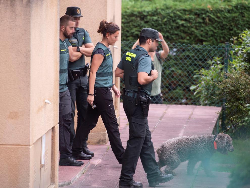 La Guardia Civil ha registrado este martes con perros la vivienda de la mujer detenida tras el hallazgo de la cabeza.