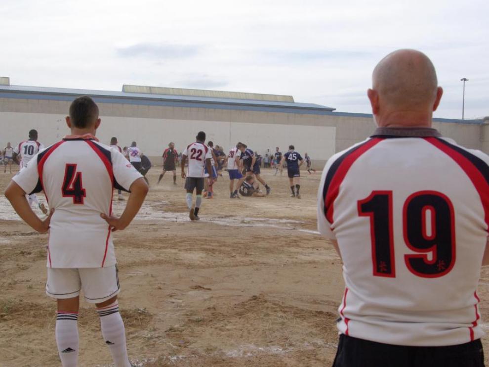 Imagen del primer partido entre los internos de Zuera y un grupo de veteranos y jóvenes del Fénix.