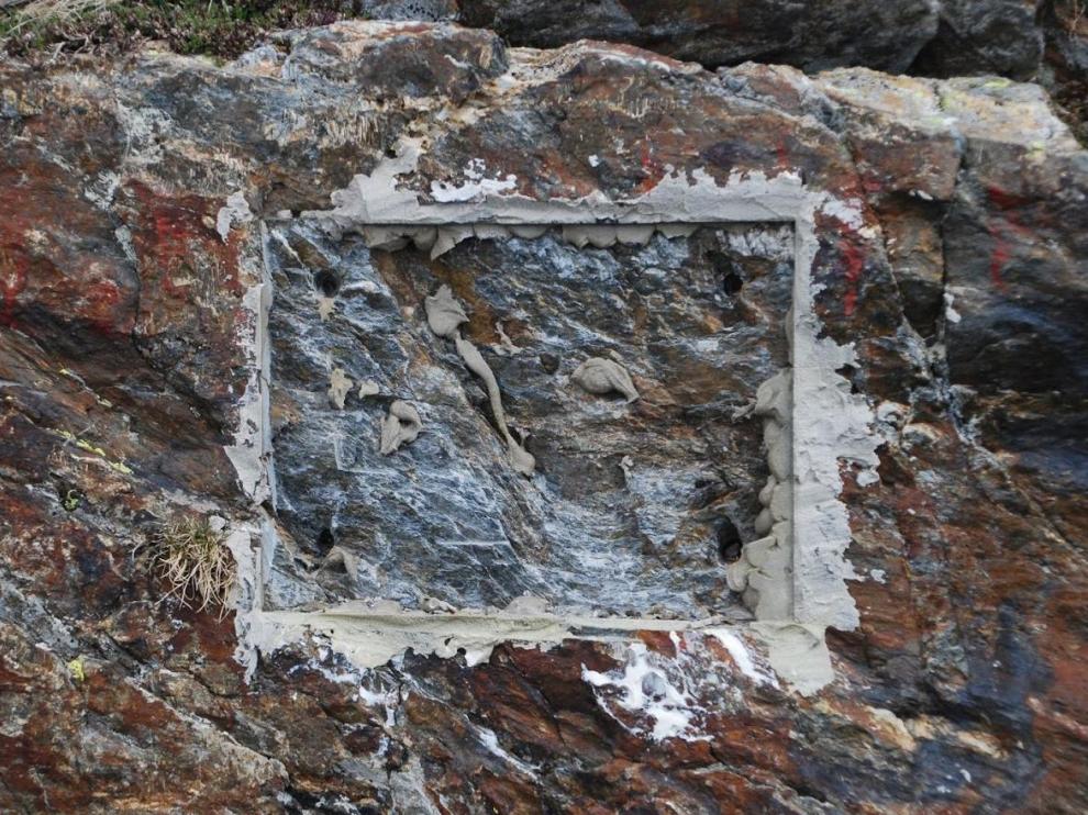 El hueco dejado en la roca tras arrancar la placa.