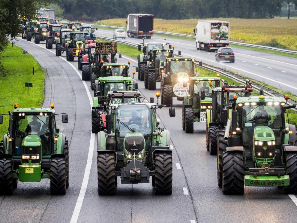 Los granjeros sacaron sus tractores a las carreteras.