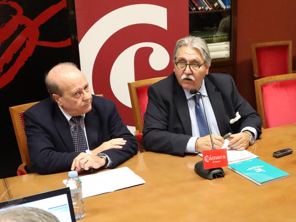 El catedrático de Análisis Económico de la Universidad de Zaragoza, Marcos Sanso, y el presidente de la Cámara de Zaragoza, Manuel Teruel, en la presentación del informe económico de Aragón.