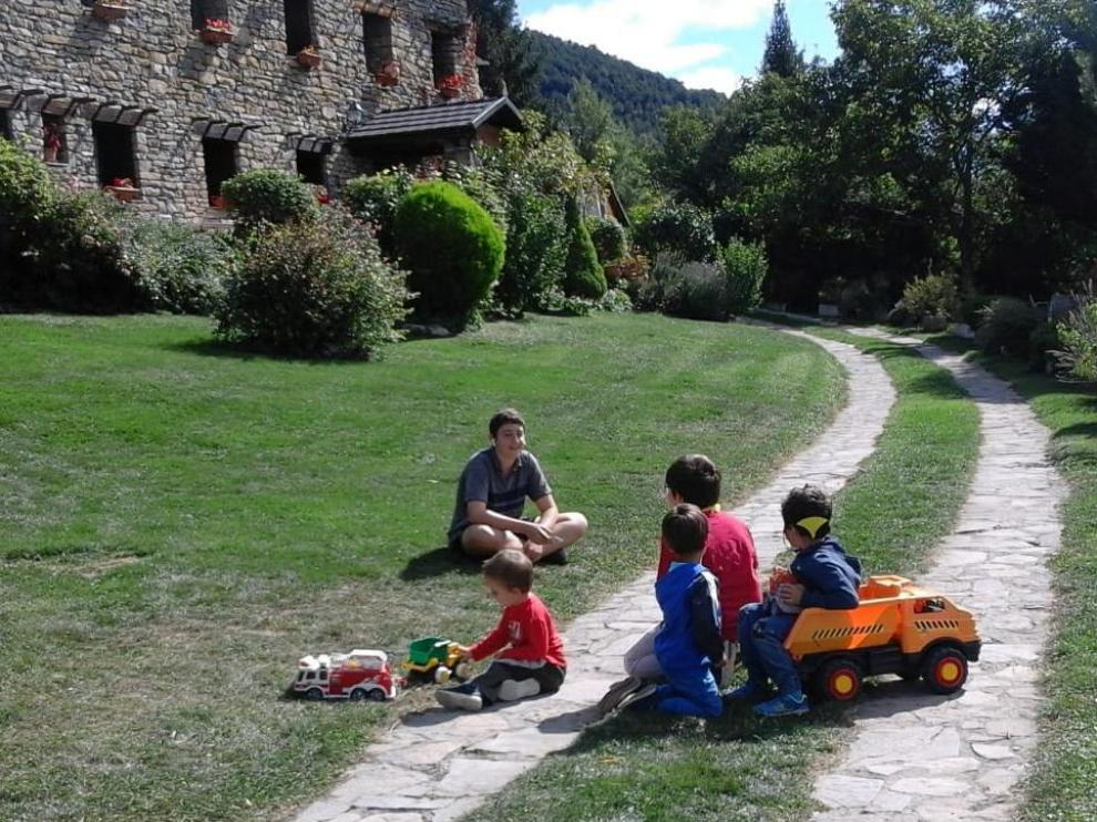 Los cinco menores de Asín. El mayor va al instituto, tres están escolarizados y el otro, el próximo año.