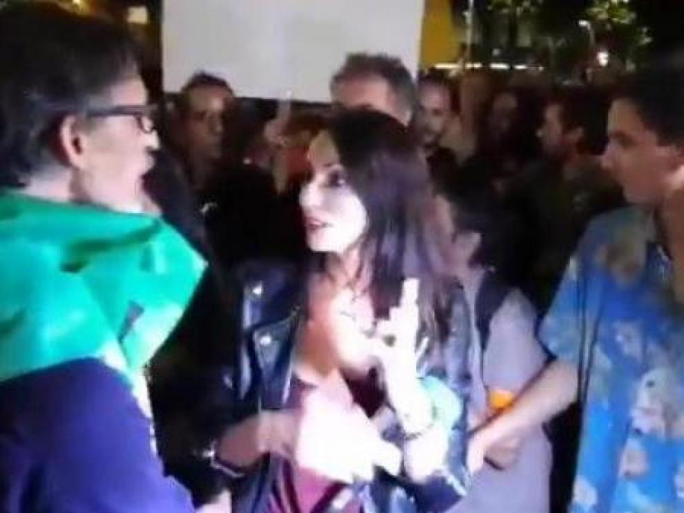 Momento de la agresión a la periodista de Telecinco Laila Jiménez durante las manifestaciones del 1 de octubre en Cataluña.
