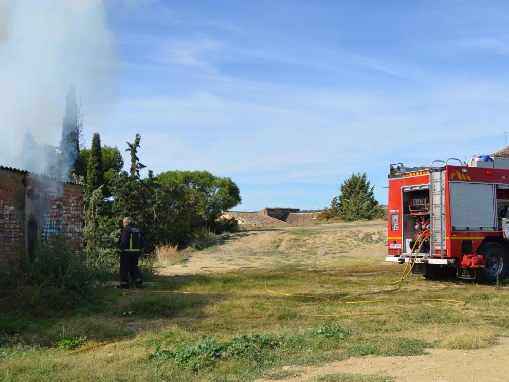 Tareas de extinción del incendio en Barbastro