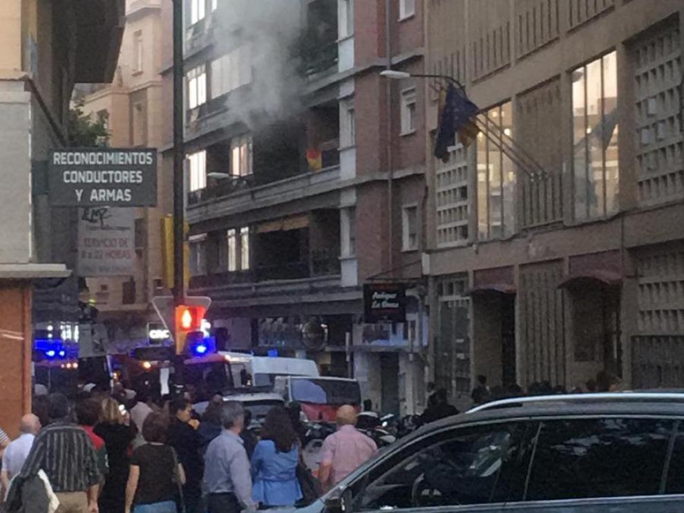 Las llamas se han declarado en un segundo piso y han provocado una enorme humareda.