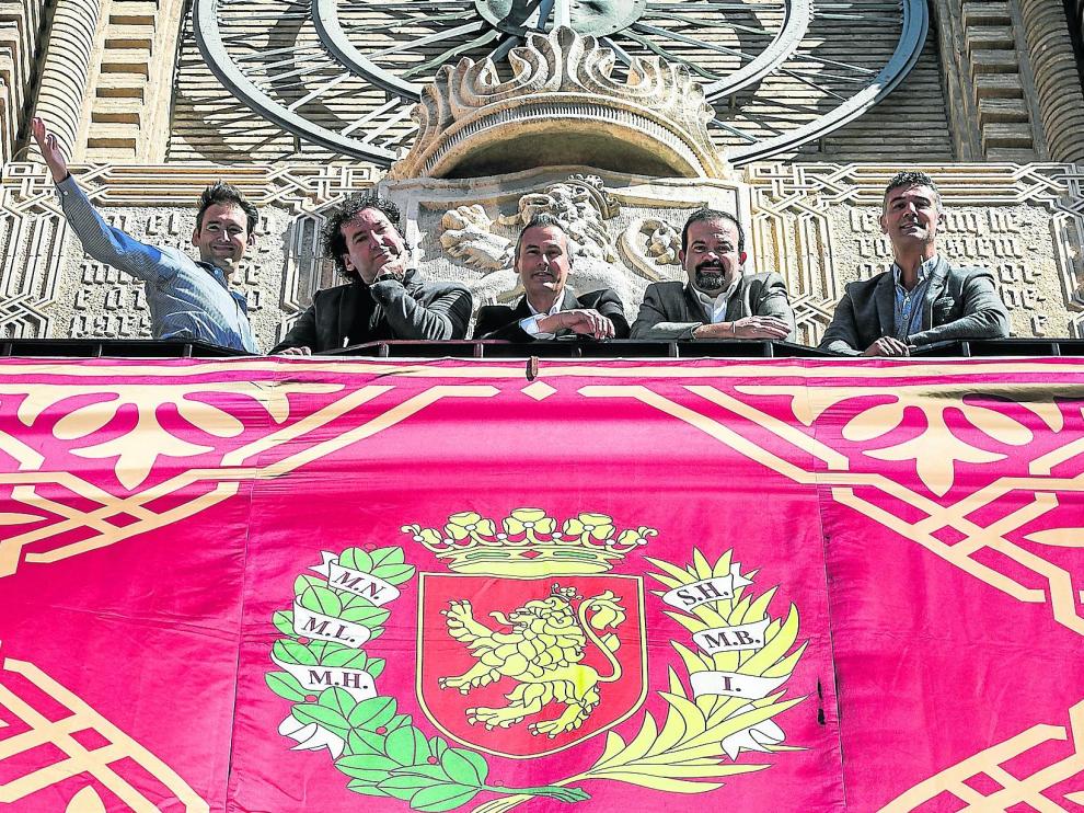 Carlos Marco, Augusto González, Alberto Marco, Fermín Polo y Juan Luis Gracia, el quinteto al completo de B Vocal, este viernes en el balcón del Ayuntamiento.