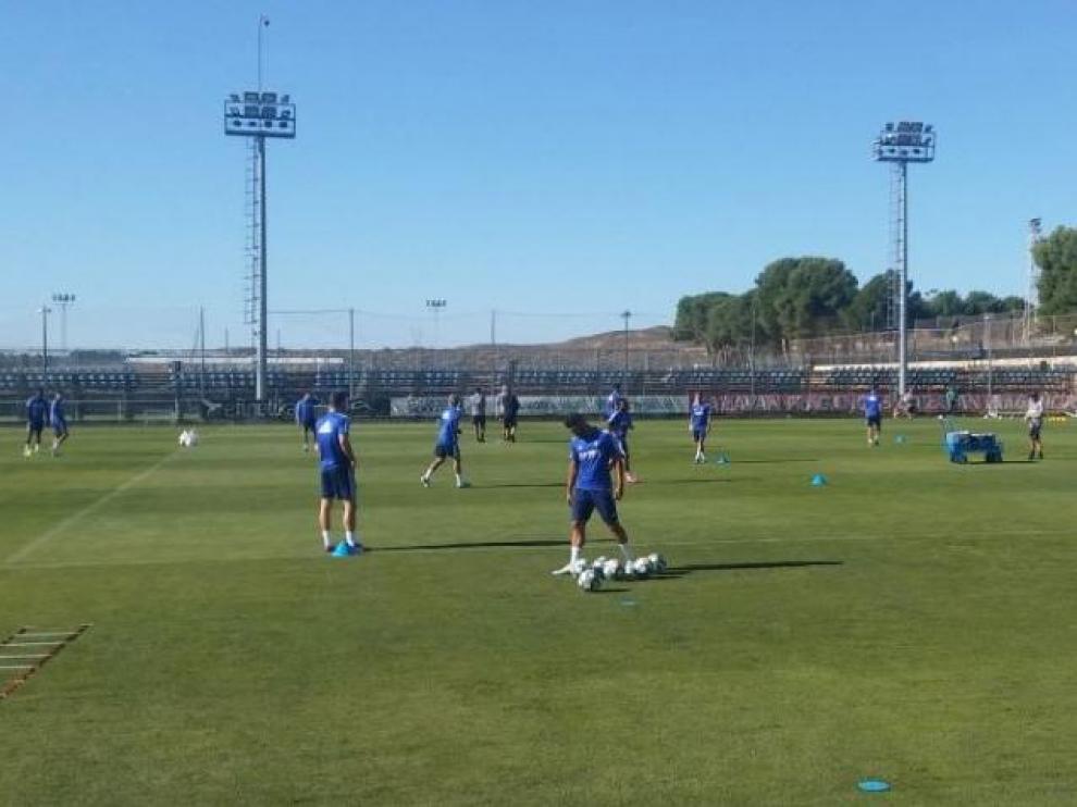 Luis Suárez juega con los balones, al inicio del entrenamiento de este sábado.