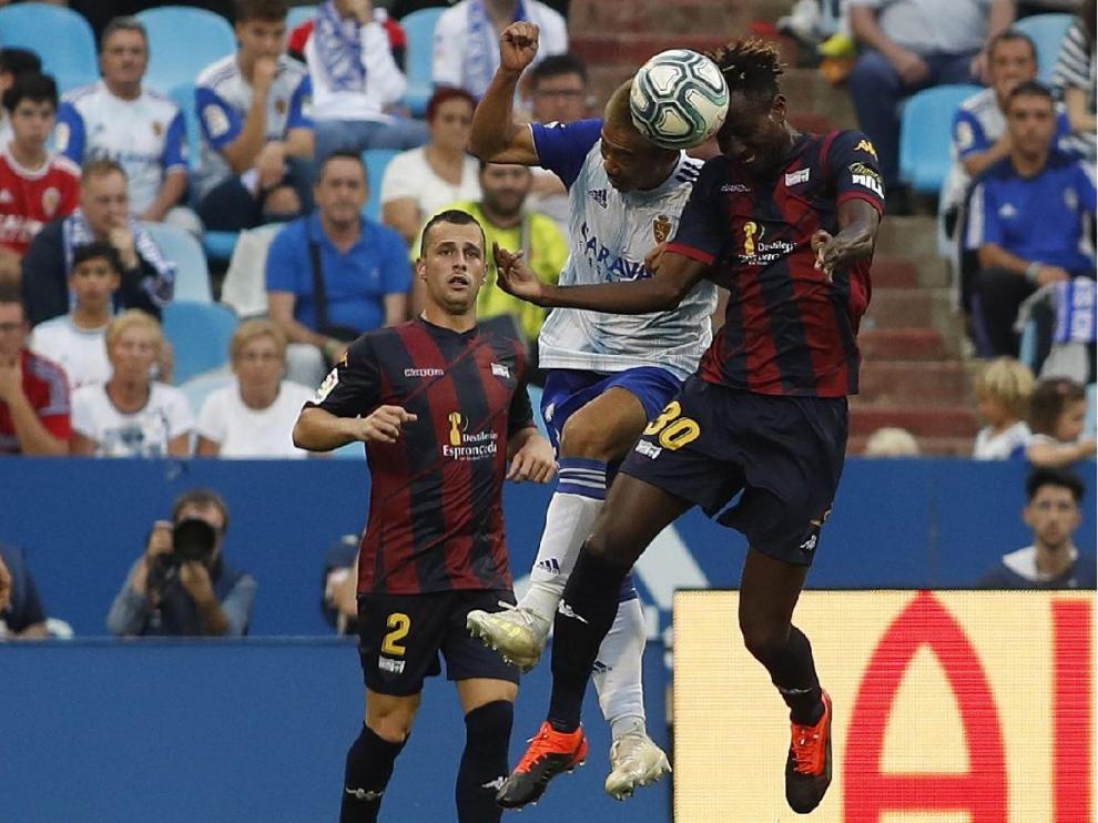 Kagawa, el pugna con Lomotay ante la mirada de Díez, en el partido ante el Extremadura, que el Real Zaragoza ganó 3-1 el 15 de septiembre. Fue su última victoria.
