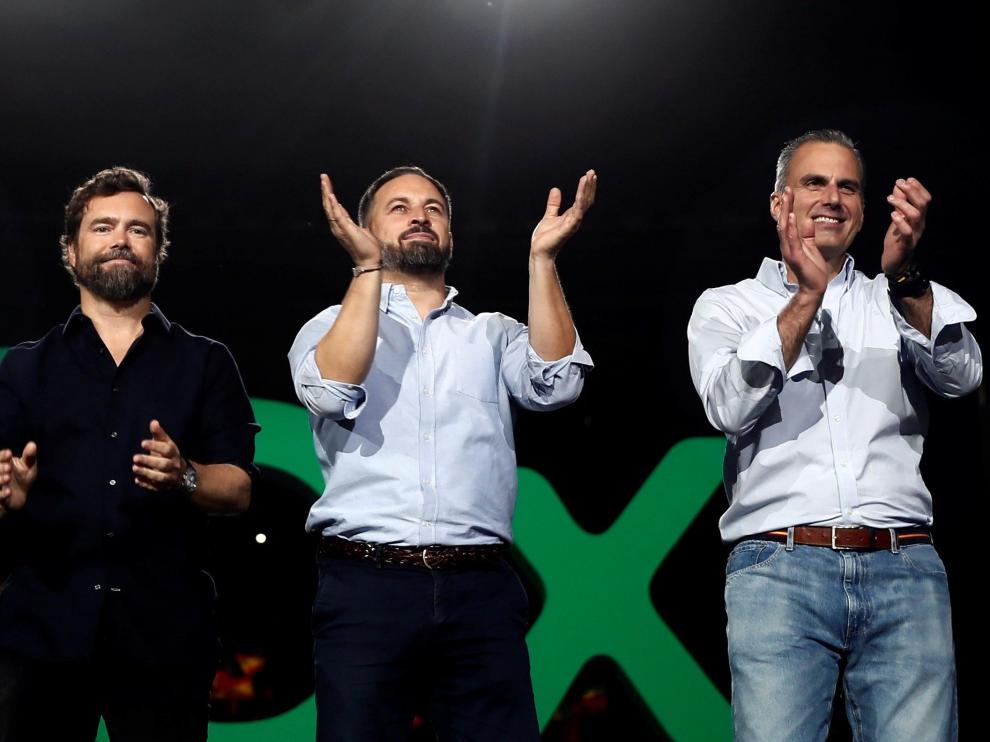 El líder de Vox, Santiago Abascal (c), junto a el secretario general del partido, Javier Ortega Smith (d), y el portavoz en el Congreso, Iván Espinosa (i),