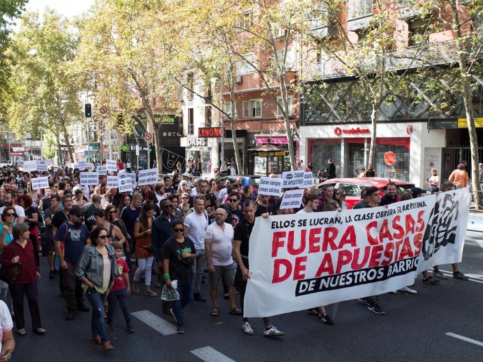 Miles de personas marchan contra las casas de apuestas que destruyen barrios.