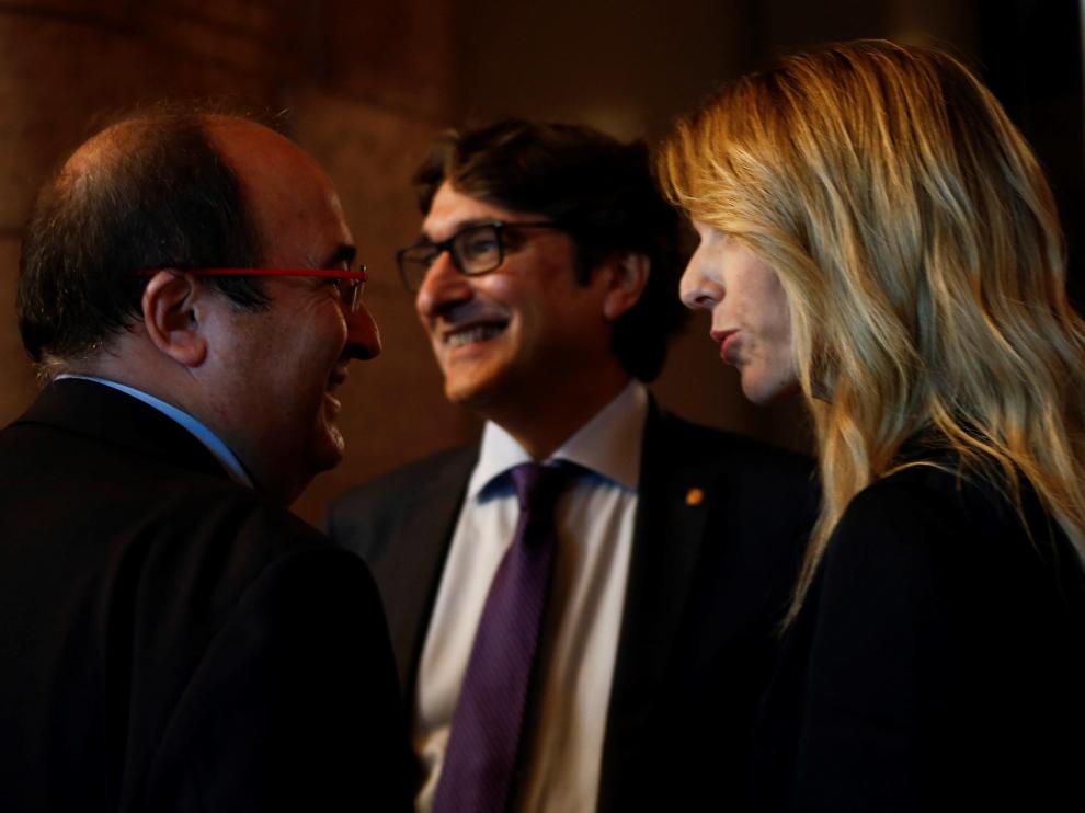 Álvarez de Toledo e Iceta, este lunes, en los pasillos del Parlament catalán.