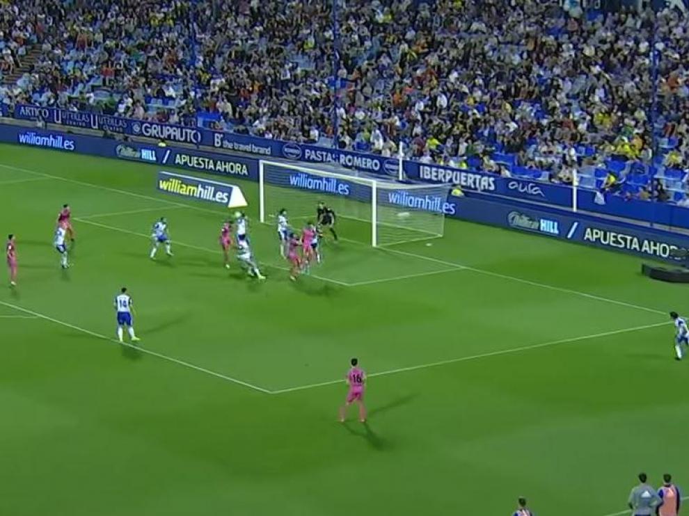 Momento en el que el central del Málaga Lombán cabecea el córner que supuso el segundo gol andaluz el pasado jueves en La Romareda.