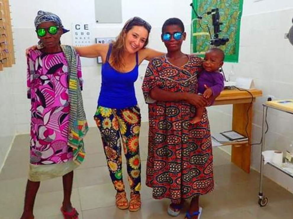Olga Arbeláez, óptica-optometrista en el hospital de Ebomé, en Camerún.