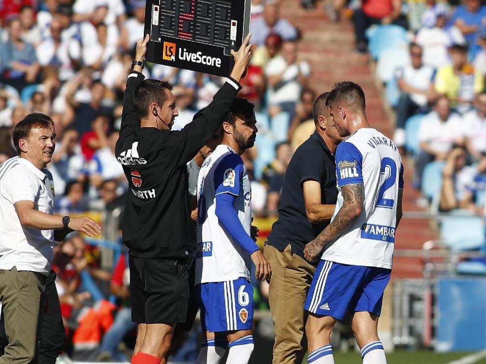 Momento en el que Vigaray se marcha lesionado y es sustituido por Guitián en el partido de este domingo ante el Cádiz. Era el minuto 21 y se había roto en el 17.