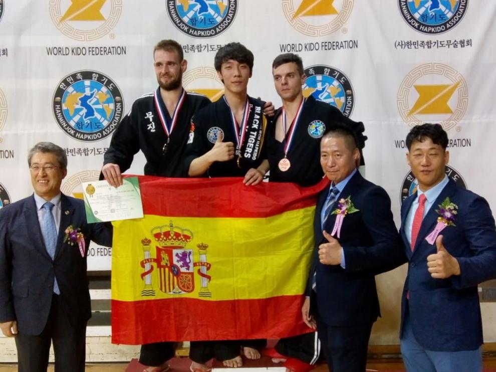Christopher García Hogg, en el podio durante su participación en el Mundial de hapkido.