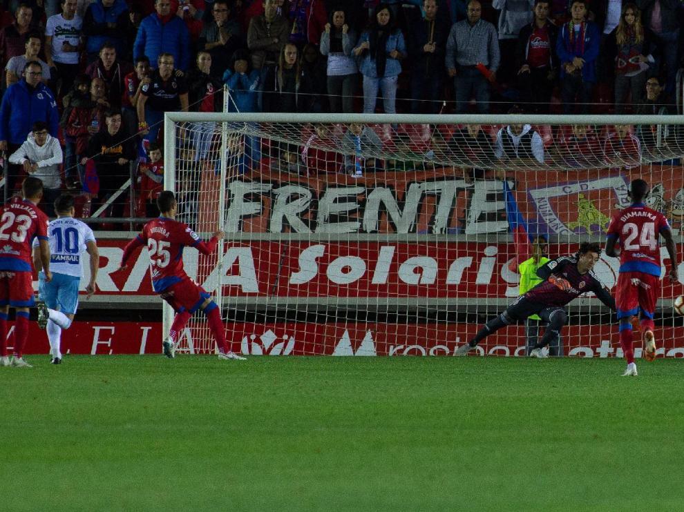 Momento en el que Viguera anotó el 1-0, de penalti, que dio el triunfo del Numancia ante el Real Zaragoza el año pasado en Los Pajaritos, justo el 13 de octubre, misma fecha en la que se jugará este duelo un año después.
