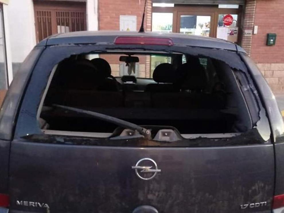 Estado en el que quedó uno de los coches dañados en Longares.