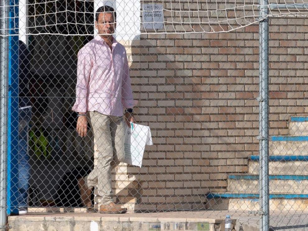 Ireneo de los Mártires, médico del Real Zaragoza, sale del vestuario de la Ciudad Deportiva este miércoles con unos informes de Dwamena en la mano.
