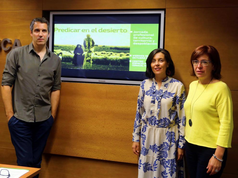 Jorge Mur, técnico de Cultura del Ayuntamiento de Graus, Lourdes Pena, concejala de Cultura, y Natalia Juan, profesora titular de Historia del Arte de la Universidad de Zaragoza, en la presentación de la jornada.